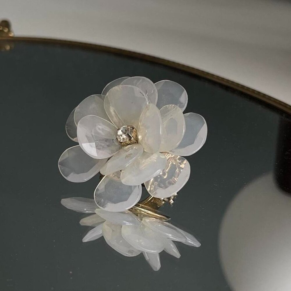 Vintage y2k 90s acrylic fairy grunge flower elastic band ring size 6-7.5